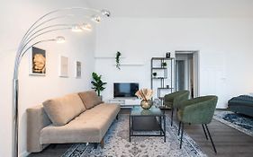 Homely Berlin - Spacious, Modern, S-Bahn Nearby , Groups & Families